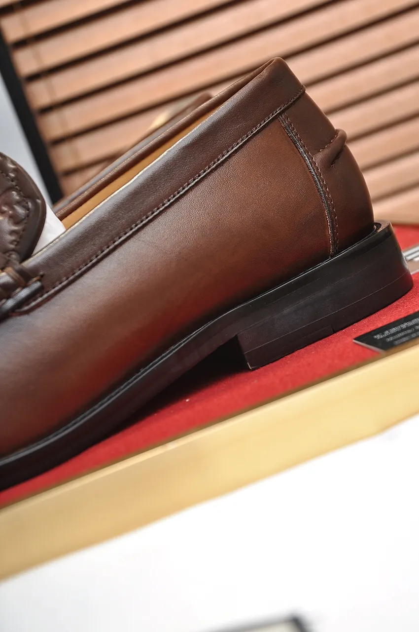 Men's shoes💰560💶Italy's top luxury men's shoe giant (GUCCI) (Gucci) (full cowhide lining) new arrival🍃Original European style🔰 Pleasant to the eye😍In order to make the shoes more durable and non-deformable🌀The production continues to follow traditional methods but there is still no lack of innovation💪Choose original sheepskin for the leather♻️ Smooth and natural And extra bright ⭐Made of imported cowhide, the first choice of rich people 38-45 (45 customized)